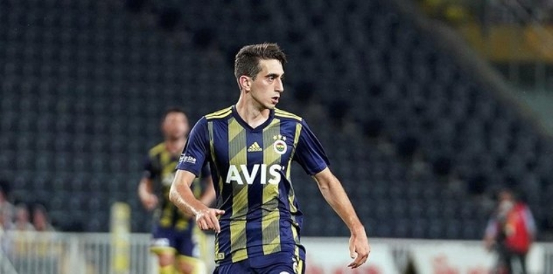 <p>Onun da etkisiyle Fenerbah�e’de �mer Faruk, 2’si 11’de olmak �zere toplam 4 lig ma��nda forma giymi�ti.</p>