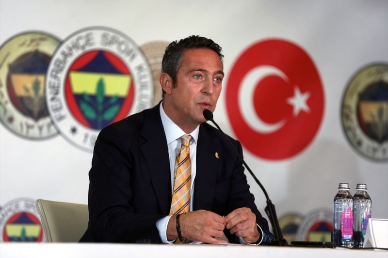 <p>Ba�kan Ali Ko�’un daha �nce, “Onunla imzalayaca��z. �mer bizim evlad�m�z, burada kalacak ve daha sonra Avrupa’ya gidecek” dedi�i gen� y�ld�z aday�n�n taraf�n� ikna etmesine kesin g�z�yle bak�lan Emre’nin, b�ylece toplamdaki 19. transferinden de ba�ar�yla ayr�lmas� bekleniyor.</p><p><br></p><p>Fanatik</p>