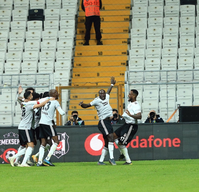 <p>Siyah Beyazl ekibin, Yeni Malatyaspor'u konuk ettii karlamay localarda yerlerini alan taraftarlar da takip etti. Trkiye Futbol Federasyonu tarafndan getiimiz ay localarn yzde 50 kullanmla taraftara almas karar alnmt.</p>