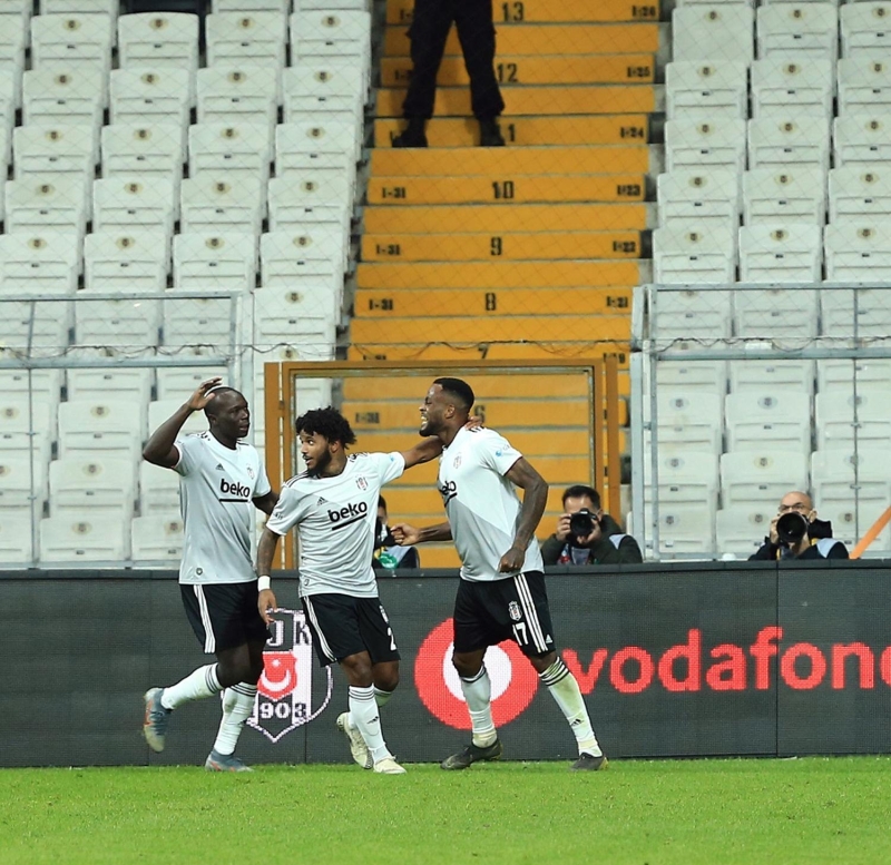 <p>Yaln, Denizlispor manda grd krmz kartla cezal duruma den Josef de Souza'nn yerine Ouzhan zyakup'u sahaya srd.</p>