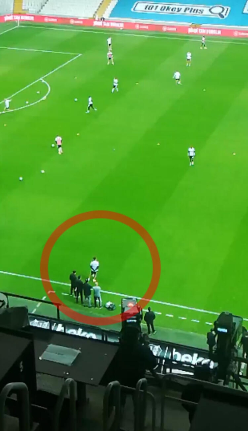 <p>Ma ncesinde ellerini beline koyan ve takm arkadalaryla bu ekilde paslaan Adem Ljajic'in bu hareketi sonrasnda siyah-beyazl taraftarlar, Srp futbolcuya tepki gsterdi.</p>