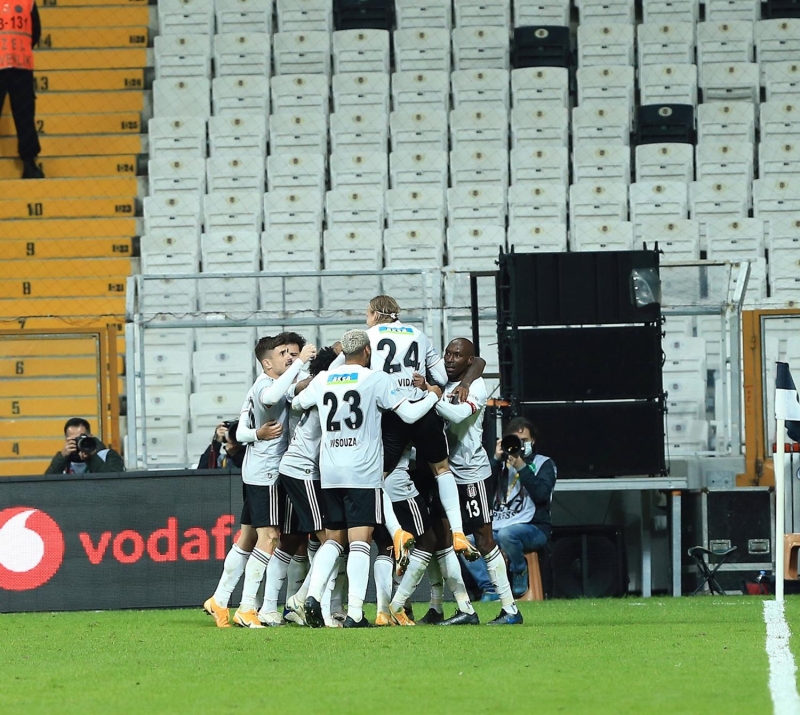 <p>Karlamas ncesinde Teknik Direktr Sergen Yaln, Adem Ljajic'le ilgili olarak 'Sezon bandan beri antrenman temposunun ok gerisinde. Sakatlklar yaad. Kaliteli oyuncu ancak yetenek ve kalite yetmiyor, fayda ksmna bakyoruz. Daha hazr oyuncularla oynuyoruz' diyerek Ljajic'in form durumunu aklamt. </p>