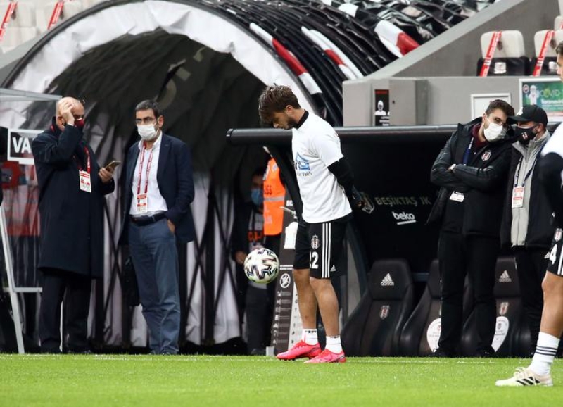 <p>Bu aklamann hemen ardndan siyah beyazllar snmak iin sahaya karken, Adel Ljajic'in tavrlar tepkilere neden oldu. </p>