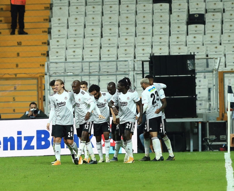 <p>Vodafone Park tribnlerine ayrca Trkiye ile Azerbaycan bayraklarnn yer ald 'ki devlet tek millet' ve 'Gemi olsun zmir' yazl pankartlar yer ald.<br></p>