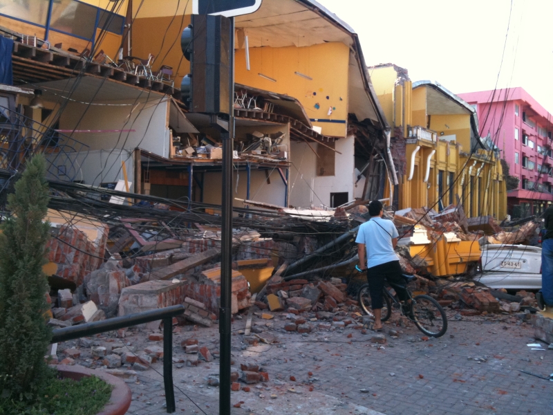 <p>Ülke kıyılarının yaklaşık üçte biri tsunamiden zarar gördü ve tsunami uyarıları 50’den fazla ülkede yayınlandı. Neredeyse tüm Şili'de elektrikler kesilirken, depremden 2 milyon kişi etkilendi ve 500 bin ev ağır hasar gördü. </p>