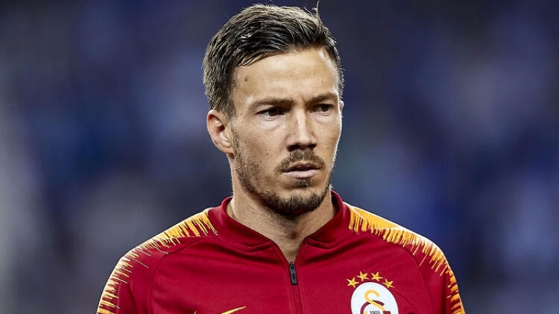 <p>Saracchi’nin yerine ise yine sakatlıktan dönen Linnes sol bekte şans bulacak.</p>