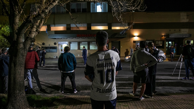 <p>Maradona'nın hayranları, efsane isimden haber alır almaz hastane önüne akın etti ve Arjantinli isme destek verdi.</p>