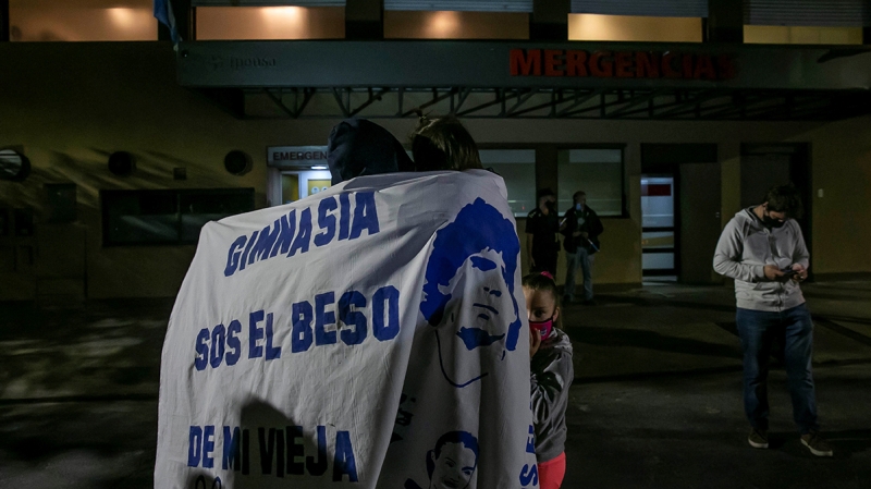 <p>Maradona`nın hayranları, efsane isimden haber alır almaz hastane önüne akın etti ve Arjantinli isme destek verdi.</p>