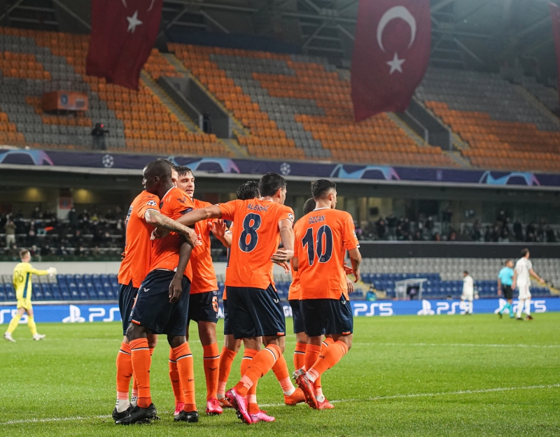 <p>Manchester United tm gcyle yklenirken arkasnda brakt byk boluu fark eden Visca, harika bir uzun topla Demba Ba'y buluturdu. 65 metre boyunca topu sren ve goln atan Demba Ba, United'a kar skoru 1-0 yapt.</p>