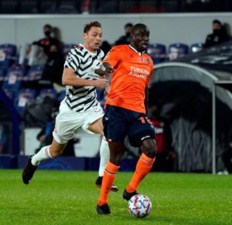 <p><b>TRBNLERDE TRK BAYRAKLARI </b></p><p>Medipol Baakehir'in, Manchester United ile oynad mcadele iin Baakehir Fatih Terim Stad'nn tribnlerinde dev Trk bayraklar yer ald. Kale arkas tribnlere serilen bayraklar, localarn zerindeki tribnlere de asld.</p>