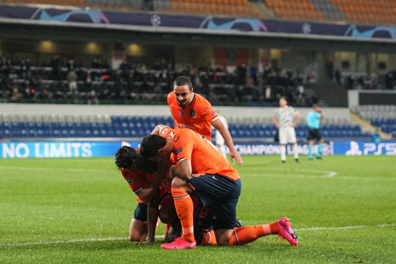 <p><b>CHELSEA'DEN GERRARD GNDERMES </b></p><p>Chelsea taraftarlar da eski oyuncularnn goln paylaarak ezeli rakipleri United'a dokundurma yapt. Chelsea taraftar, Ba'nn goln Liverpool'a kar att gole de benzetti. O golde Gerrard'n aya kaym ve Ba, Liverpool'un ampiyonluk mitlerini bitiren gol atmt.</p>