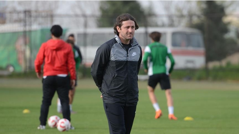 <p><b>DER ADAYLAR GELMEYE HAZIR</b><br></p><p><br></p><p>Tamer Tuna ismi kesinlikle Trabzonspor Ynetimi’nin gndeminde yer almazken, Fatih Tekke iin de henz erken olduu dnlyor.</p>