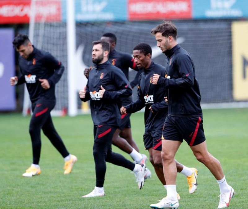 <p>Florya Metin Oktay Tesisleri'ndeki antrenman snma hareketleriyle balayp gruplar halinde dar alanda pas almasyla srd. </p>