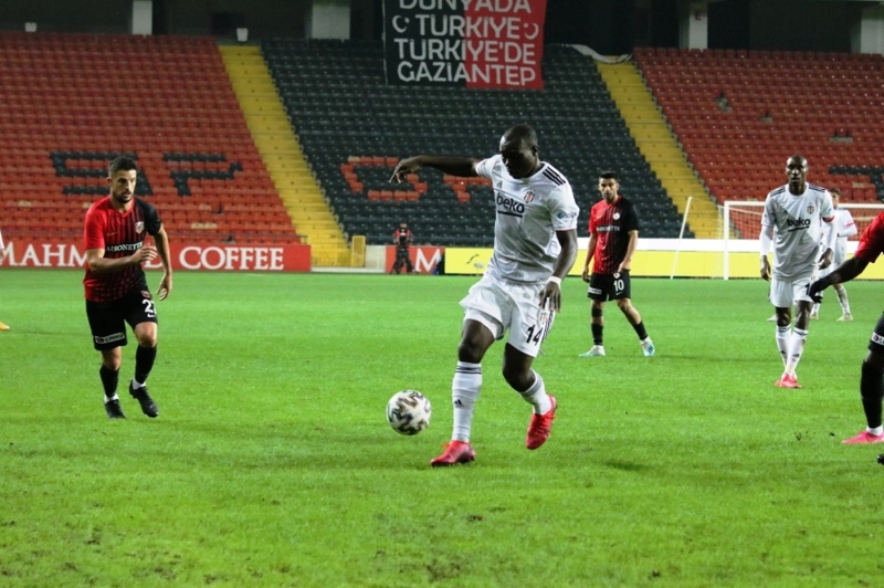 <p>VAR'dan gelen uyarı sonrası pozisyonun ofsayt olmadığına karar verildi ve ev sahibi Mirallas ile öne geçti.</p>