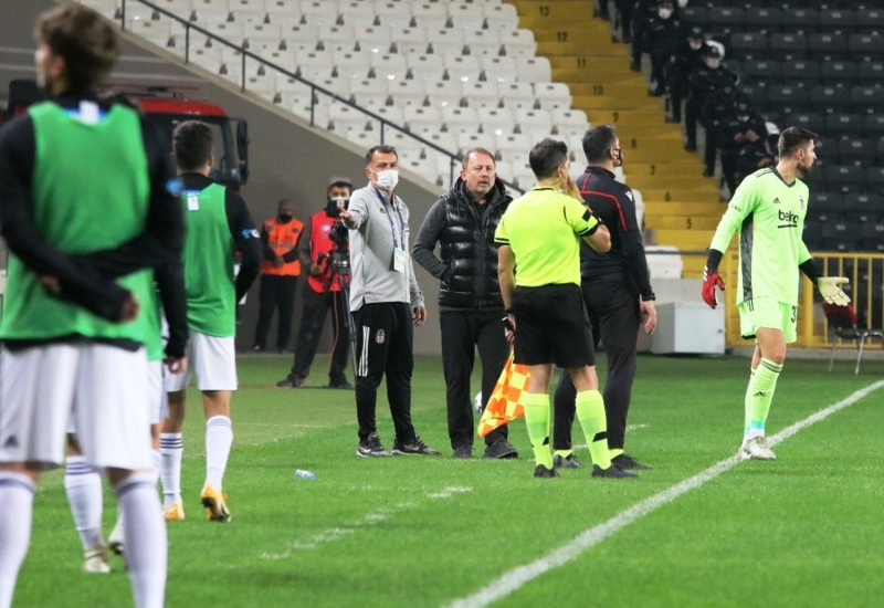 <p>Müsabakanın başlarında Beşiktaş savunma arkasına gönderilen topa hareketlenen Nouha Dicko, kaleci Ersin'in müdahalesi sonrası yerde kalırken, ev sahibi ekip kırmızı kart bekledi ancak hakem Yaşar Kemal Uğurlu oyunu devam ettirdi.</p>