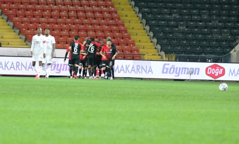 <p>Müsabakanın 45. dakikasında Gaziantep FK'nın Kevin Mirallas ile attığı gol ofsayt gerekçesiyle önce sayılmadı.</p>