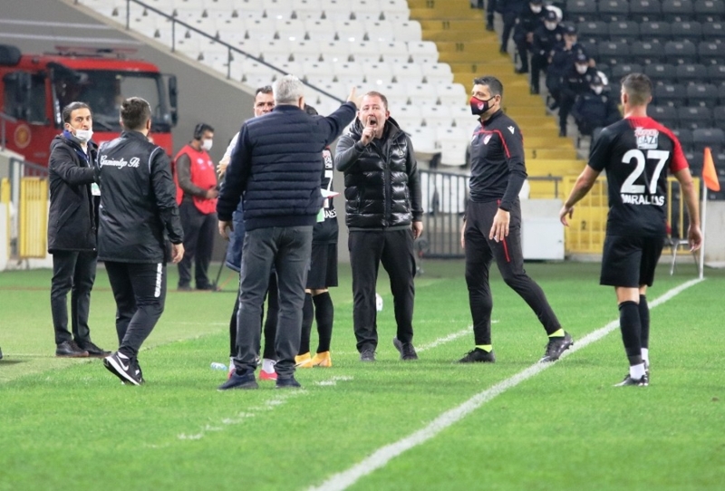 <p>Maçın ikinci yarısının 55. dakikasında yine Beşiktaş savunma arkasına gönderilen uzun topa bu kez Muhammet Demir hareketlenirken, kaleci Ersin Destanoğlu'nun müdahalesiyle yerde kaldı.<br></p>