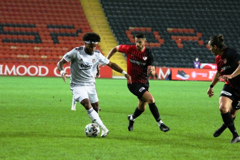 <p>Karşılaşmanın hakemi Yaşar Kemal Uğurlu, kaleci Ersin'i direkt kırmızı kartla ihraç etti.<br></p>