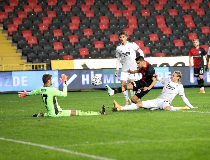 <p><b>RÜŞTÜ REÇBER'DEN BU YANA İLK KEZ... </b></p><p>Ersin Destanoğlu, Süper Lig'de Ekim 2007'den (Rüştü Reçber) bu yana kırmızı kart gören ilk Beşiktaş kalecisi oldu.</p>