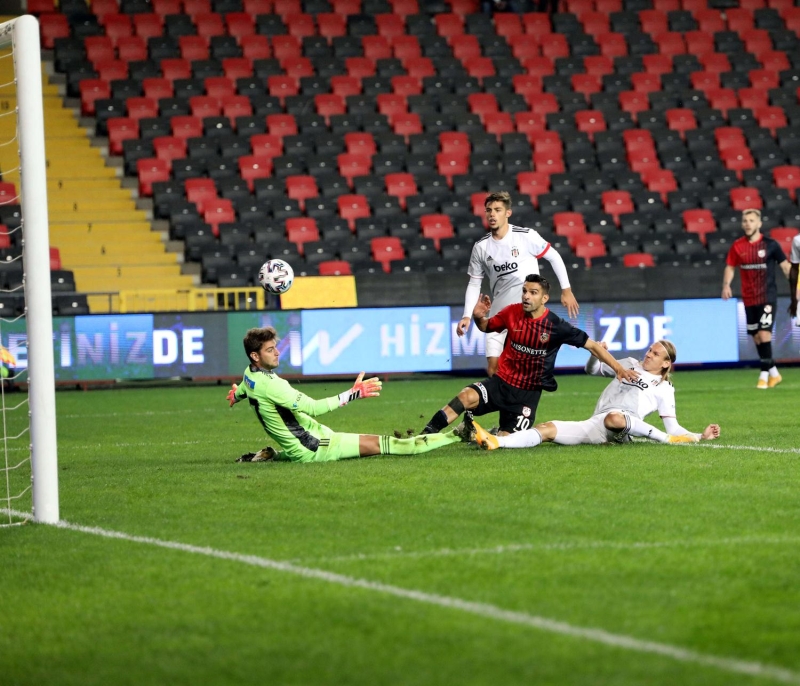 <p>Kırmızı kartın ardından Beşiktaş cephesinde itirazlar yükselirken, Teknik Direktör Sergen Yalçın, maçın hakemine 'Hocam faul bile yok, ne kırmızı ya?' sözleriyle tepki gösterdi.</p>