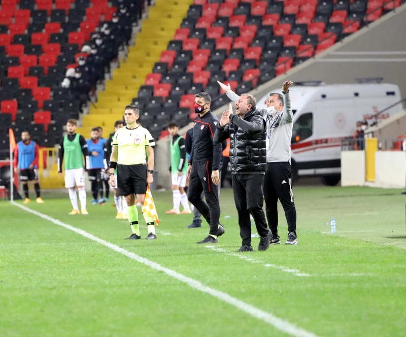 <p>Rumen teknik adamın Beşiktaşlı yöneticilerin olduğu yere bakıp 'Sus' işareti yapması ise sosyal medyada geniş yankı uyandırdı. Beşiktaş taraftarı, Sumudica'yı eleştiren binlerce tweet attı.</p>
