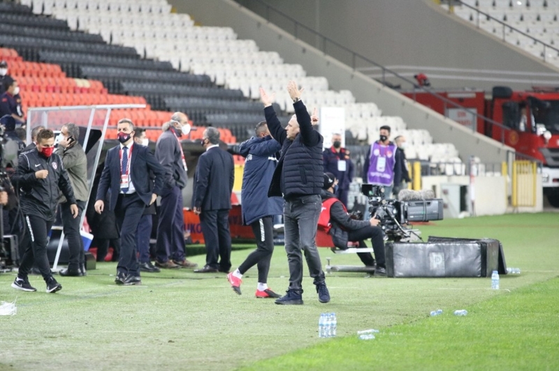 <p>Hatırlanacağı üzere Sumudica, Trabzonspor beraberliğinin ardından saha kenarında göbek atmıştı.</p>