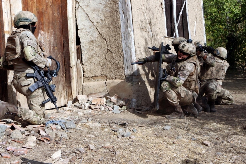 <p>Komandoların operasyon bölgesine intikalinde, sinyal kesici zırhlı kirpi aracı ve arama tarama köpeği ile yolda el yapımı patlayıcı (EYP) araması yapıldı. </p>