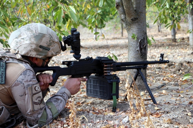 <p>Teröristleri etkisiz hale getirmek için titizlikle hazırlanan Boralar'a keşif ve gözetleme için İnsansız Hava Aracı (İHA) da havadan destek verdi.</p>