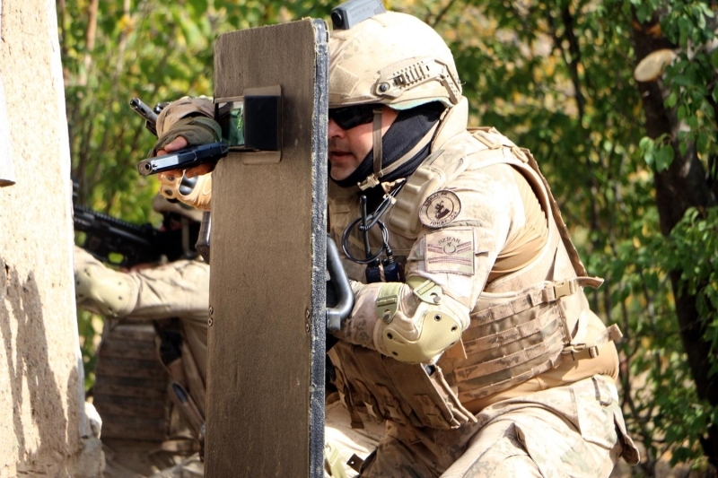 <p>Yayla evinin çevresinde tedbirleri alan tim, evin kapısını kırarak yaptığı baskında iki teröristi sağ olarak ele geçirdi.</p>
