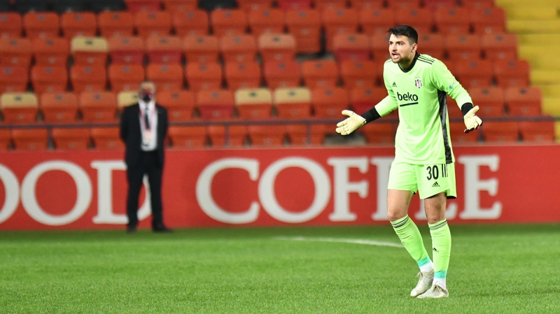 <p>Maçtan sonra görüntüleri seyreden siyah-beyazlılar, bariz gol şansının olmadığı Ersin’in önce topa vurduğu sonra ayağını geri çekmeye çalıştığını ifade ettiler. Bu konuda eski hakemleri de arayan yönetime kararın ağır olduğunu belirtildi.</p><p><br></p><p>Milliyet</p>