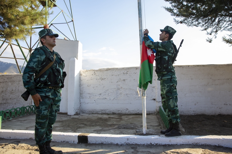 <p>Askerlerin hep bir ağızdan söylediği marşın ardından Azerbaycan Devlet Sınır Hizmetine bağlı askerler, karakolda görev yapmaya başladı.</p>
