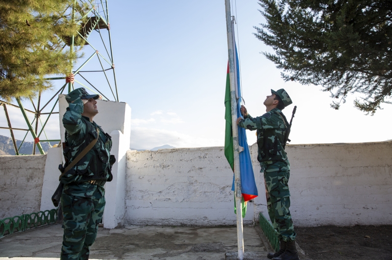 <p>Asker Nihat Guliyev ise, 'Türkiye Azerbaycan'dır. İki devlet bir millet. Daima bir olsunlar. Gurur duyuyorum. İnşallah yolumuz Karabağ'dır. İnşallah bayraklarımız Karabağ'da dalgalanacaktır. Sevdiklerim yolumu gözlesinler inşallah, sağ selamet döneceğim.' ifadelerini kullandı.</p>
