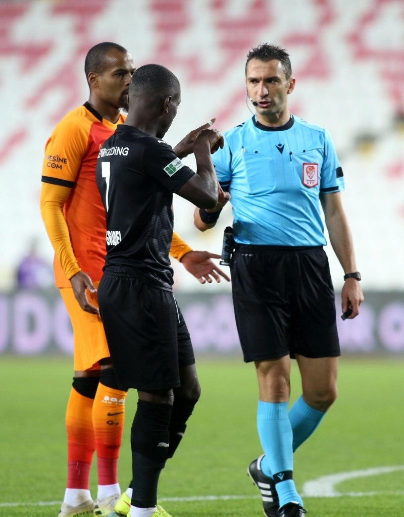 <p><b>FEGHOULI ASSTLE DND </b></p><p>Galatasaray'la maa indirimi nedeniyle sorunlar yaayan ve bir sredir formadan uzak kalan Feghouli, 11'de balad mata asist yapt.</p>