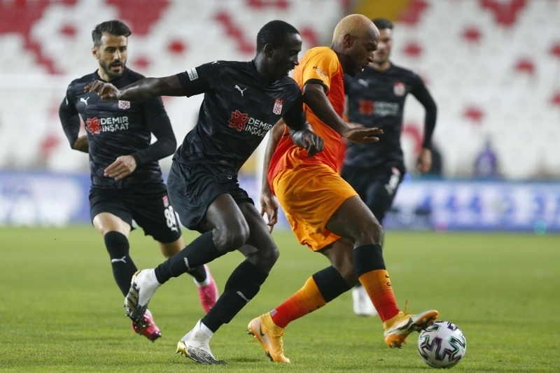 <p><b>1 GOL, 1 ASST</b></p><p>Younes Belhanda, mata perdeyi aan gol kaydederken, Arda Turan'n att ikinci golde de asisti yapan isimdi.</p>