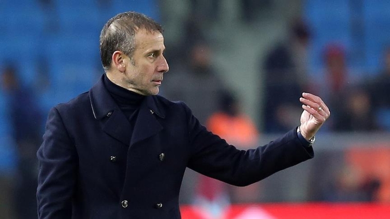 <p><b>DAHA AZ MAAŞA TRABZONSPOR'A</b></p><p><br></p><p>Öte yandan Antalyaspor'dan daha yüksek bir maaş teklifi alan Abdullah Avcı, Trabzonspor'a hemen hemen yarı ücrete imza atmış olacak. </p>