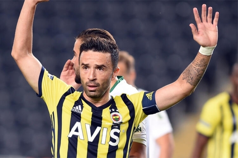 <p><b>'FENERBAHÇE'YE KARŞI CEPHE OLUŞTU' </b></p><p>'Ben bu pozisyonun hakemlerin yıllardır Fenerbahçe’ye karşı süren bir tutumu olarak görüyorum ve benim için sürpriz olmuyor en basit daha geçtiğimiz sezon Göztepe maçında yaşananları bile hatırlıyoruz. Fenerbahçe karşısında olan günlük hakem hataları değil bunlar bana göre planlı artık sadece MHK Başkanı demiyorum onlar değişiyor ama Türk hakemlerinin kendi arasında Fenerbahçe’ye karşı bir cephe oluşturduğunu düşünüyorum.'</p>
