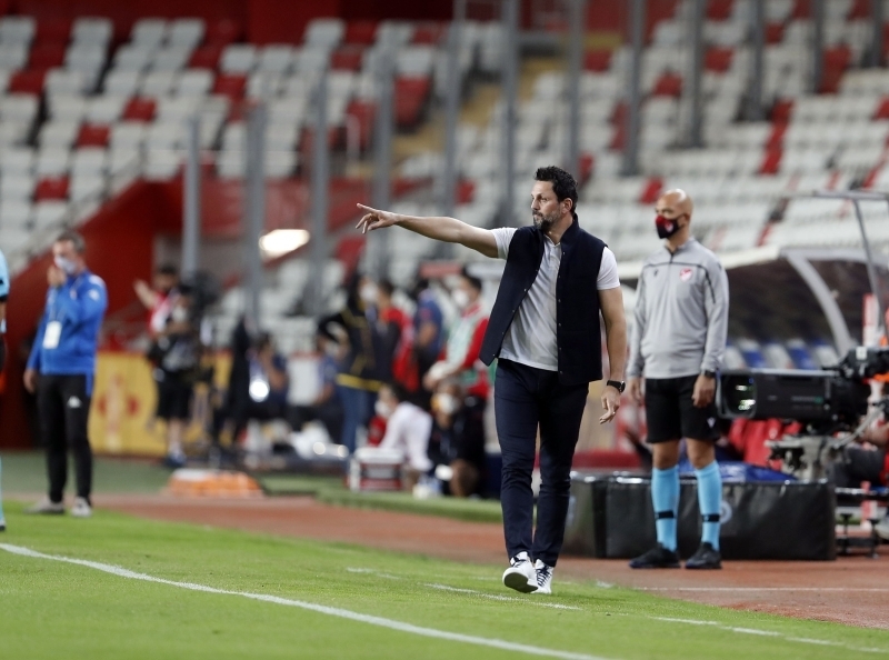 <p><b>BEN DE YÖNETSEM KAZANSIN İSTEMEM </b></p><p>Bunun sebebini de ‘taraftarlığa’ bağlıyorum. Mesela Ümit Öztürk’ün Galatasaraylı olduğu çok aşikardır geçen sezon Galatasaray’ın Alanyaspor ile oynadığı maçta skandal bir maç yönetti ve maçtan sonra Fatih Terim’in yanına gidip ‘biz ailece senin hayranınız‘ demişti, bu adamın Fenerbahçe maçını yönetirken hissiyatını düşünün. Ben de Galatasaray maçı yönetsem kazanmasını istemem açıkçası.</p>