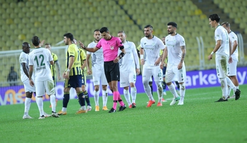 <p><b>VAR'IN KARIŞMAMASI LAZIM </b></p><p>'Bu pozisyonda el olduğu için VAR’ın karışmaması lazım ama konu Fenerbahçe olunca karışıyorlar. Fenerbahçe’nin ligi koparmasına müsaade etmek istemiyorlar gönülleri gitmiyor.'</p>