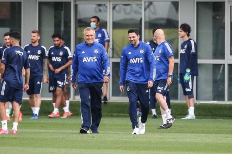 <p>Takımda yer alan as oyuncuların yanı sıra yedek oyuncularını da yenileyen Fenerbahçe'de flaş bir karar alındı.</p>