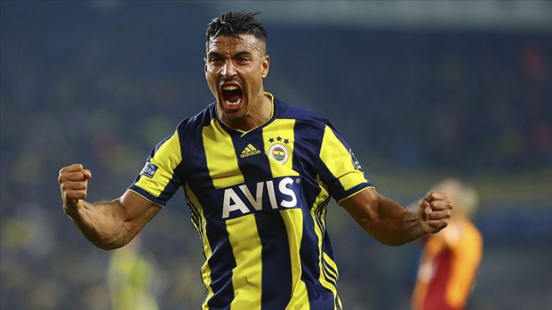 <p>Fenerbahçe'de Nabil Dirar ile ilgili resmi açıklama yapılmasa da Faslı futbolcu bir kez daha kadro dışında kaldı.</p>