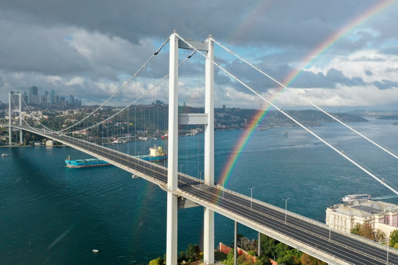 <p>Meydanda bulunan vatanda�lar, g�kku�a��n� cep telefonlar�yla kaydetti.</p>