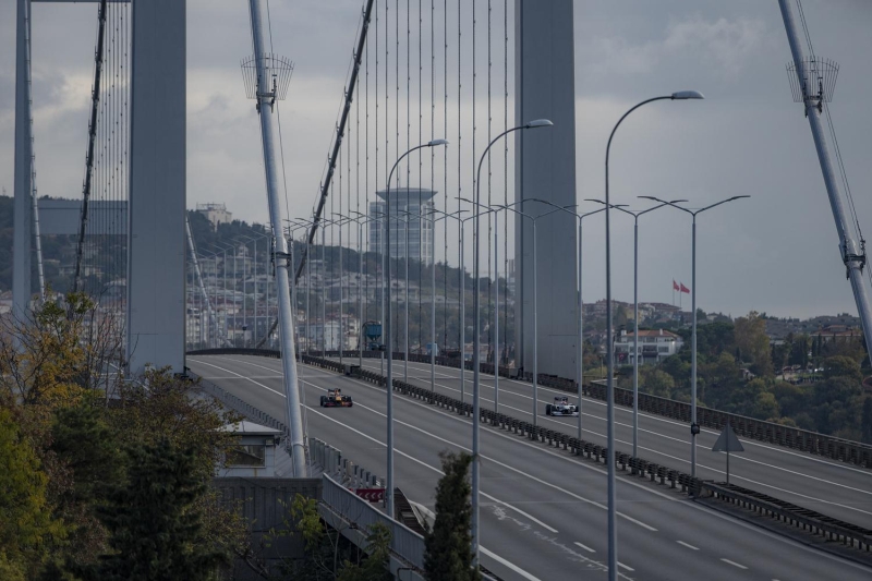 <p>Asya yakasından Avrupa yakasına geçişle, Formula 1 ve Türkiye tarihinde, <b>dünyanın ilk kıtalararası pit-stop'u gerçekleşmiş oldu. </b></p>