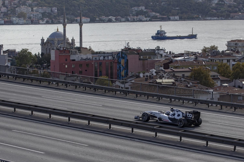 <p>'Biz de bunu göze alarak aslında Formula 1'in Türkiye'ye ilk açıklamayı yaptığı andan itibaren İletişim Başkanlığı'mızın öncülüğünde bütün devlet kurumlarımızın, hükümet yetkililerimizin katılımıyla aslında neler yapabiliriz, ülkemizin tanıtımına Formula 1'in katkı sağlamasını nasıl temin edebiliriz diye düşündük ve böyle bir organizasyon fikri ortaya çıktı.'</p>