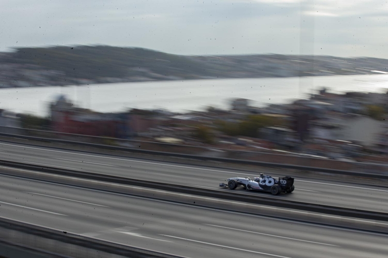 <p>'Çok kıymetli, çok değerli, çok anlamlı bir mekandayız. 15 Temmuz Şehitler Köprümüzdeyiz. Burada 2 Formula 1 aracı karşılıklı, kıtalar arası geçiş yapacaklar ve kıtalar arası bir pit-stop yapılıyor. Bu da dünyada bir ilk olacak.'</p>