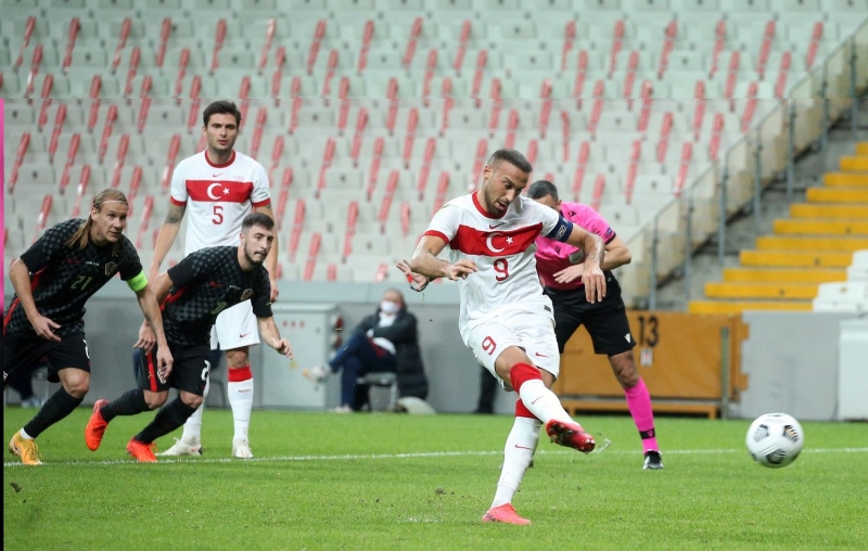 <p>Ay-y�ld�zl� ekibin UEFA Uluslar Ligi'nde son oynad��� S�rbistan ma��nda ilk 11'de sahaya ��kan Mert G�nok, Zeki �elik, Merih Demiral, Mahmut Tekdemir, Hasan Ali Kald�r�m, Ozan Tufan, Hakan �alhano�lu, Kenan Karaman ve Burak Y�lmaz'�n yerine bu m�cadelede, U�urcan �ak�r, Naz�m Sangare, Ozan Kabak, Mert �etin, Caner Erkin, Dorukhan Tok�z, Orkun K�k��, Deniz T�r�� ve Cenk Tosun ilk 11'de yer ald�.</p>