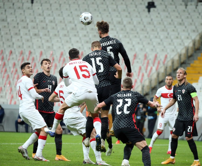 <p><br></p><p>Milli tak�mda sakatl�klar� bulunan 4 isim, ma� kadrosunda yer almad�. Burak Y�lmaz, �a�lar S�y�nc�, Kenan Karaman ve Mahmut Tekdemir, sakatl�klar� sebebiyle H�rvatistan ma��n�n kadrosuna al�nmad�.</p>