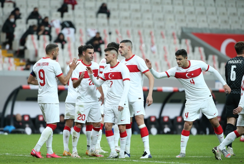 <p>Be�ikta�'�n H�rvat stoperi Domagoj Vida'nin, eski tak�m arkada�� Cenk Tosun'a yapt��� m�dahale sonras� milliler penalt� kazand�.</p>