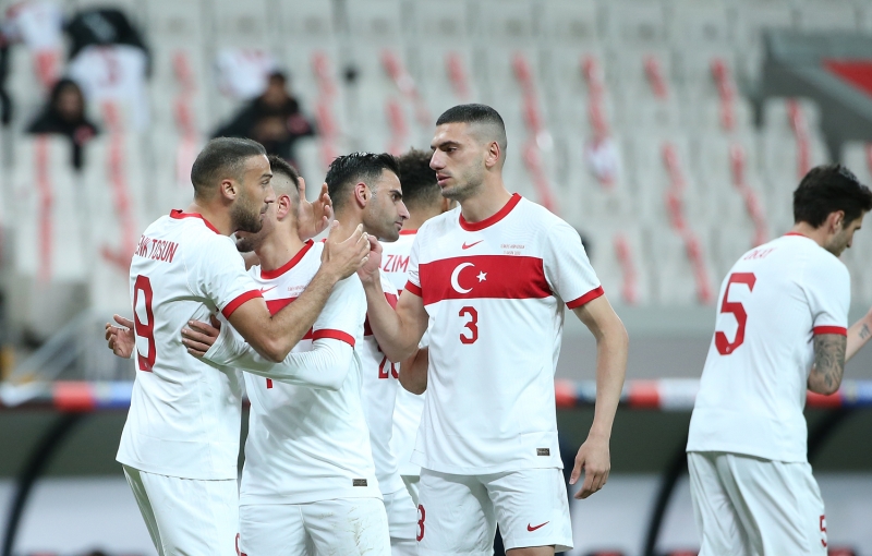 <p><b>KAAN AYHAN VE MERT M�LD�R... </b></p><p>�talyan yerel sa�l�k makamlar�n�n uygulad��� Kovid-19 kaynakl� prosed�rlerin tamamlanmas�n� beklemeleri gerekti�i i�in milli tak�m kamp�na bug�n kat�lan Kaan Ayhan ve Mert M�ld�r de ma� kadrosuna al�nmad�. Kaan ve Mert, �talya'n�n Sassuolo tak�m�nda kariyerlerini s�rd�r�yor.</p>