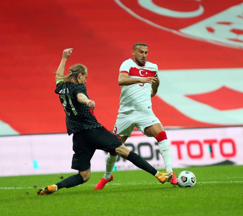 <p><b>VIDA, T�RK�YE'YE KAR�I SAHADA </b></p><p>Kariyerlerini T�rkiye'de s�rd�ren H�rvatistan Milli Tak�m� oyuncular� Domagoj Vida ve Dario Melnjak, ay-y�ld�zl� ekibe kar�� ilk 11'de sahaya ��kt�.</p>