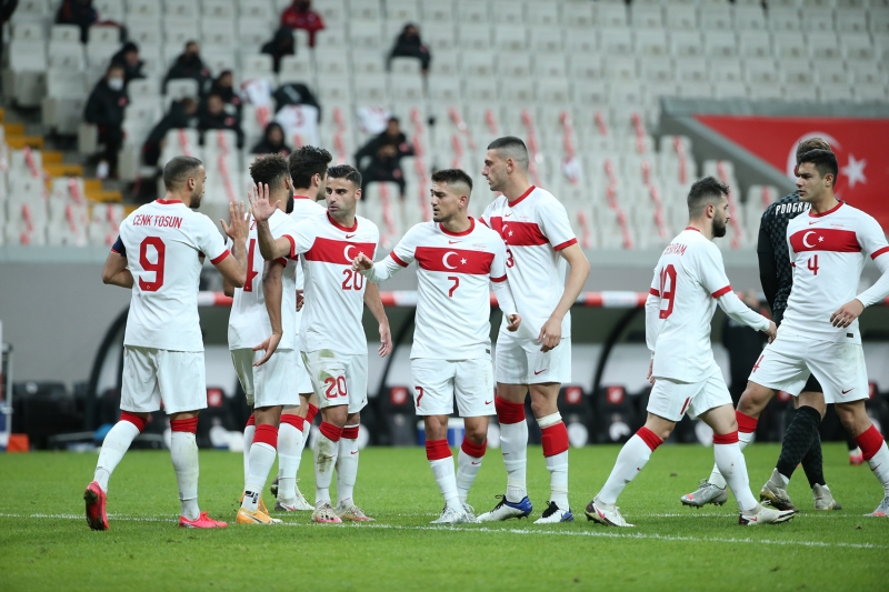 <p>Penalt�y� gole �eviren Cenk Tosun, Ekim 2019'dan bu yana A Milli Tak�m formas�yla ilk gol�n� atm�� oldu.</p>
